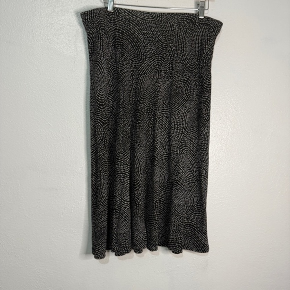 Talbot’s Black and White Patterned Skirt with elasticized waistband. Sz M.